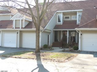 35 Ridgeview Ter, Oak Ridge, NJ 07438