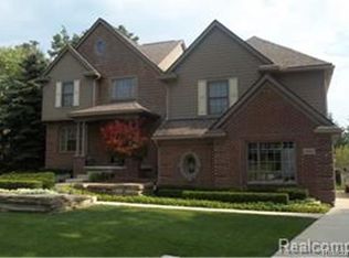 2205 Prestwick Ln, Lake Orion, MI