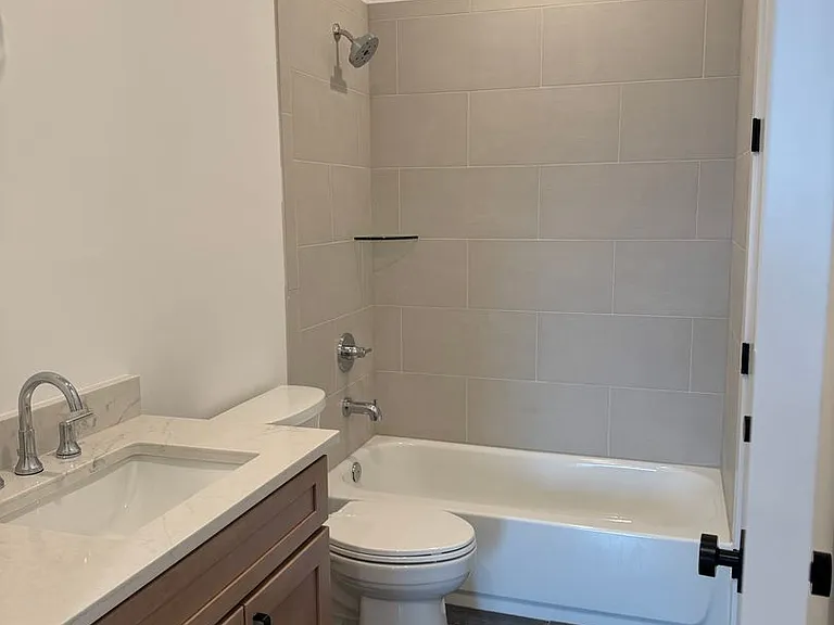 806 Lilla Ln — Photo 2