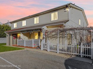31 Greentree Ln, Staten Island, NY 10314