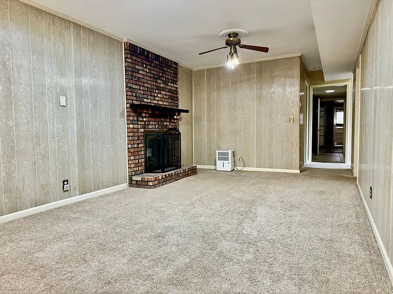 214 London Ln — Photo 24