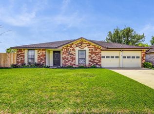 2411 Heritage Bend Dr, Webster, TX 77598