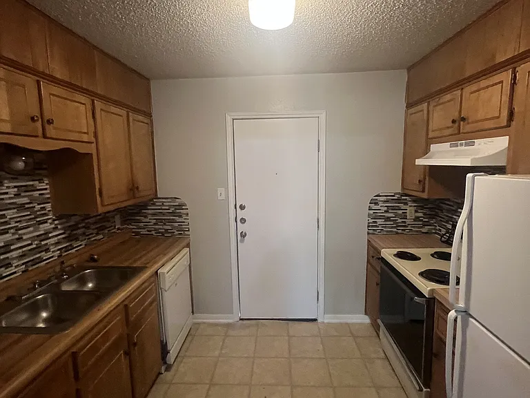 305 Veterans Ave #F — Photo 3