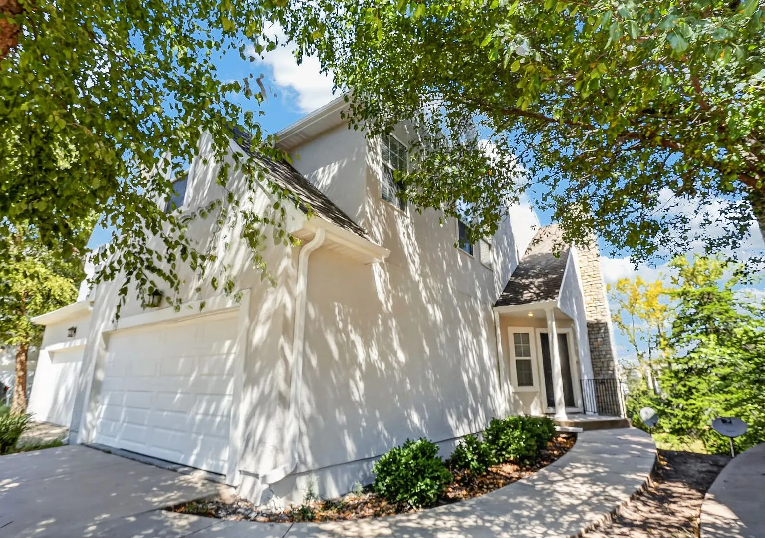  15914 Lake Front Lenexa Townhome + Maintenance Provided Community + Two Car Garage — Photo 3