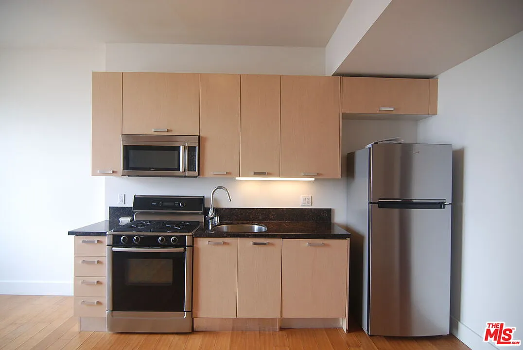 1 bed, 1.0 bath, 470 sqft, $1,800 — Photo 3