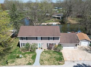 1510 W Point Dr, Mahomet, IL 61853