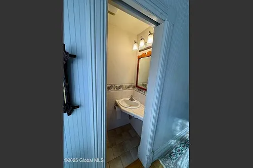 475 Glen St Photo 1