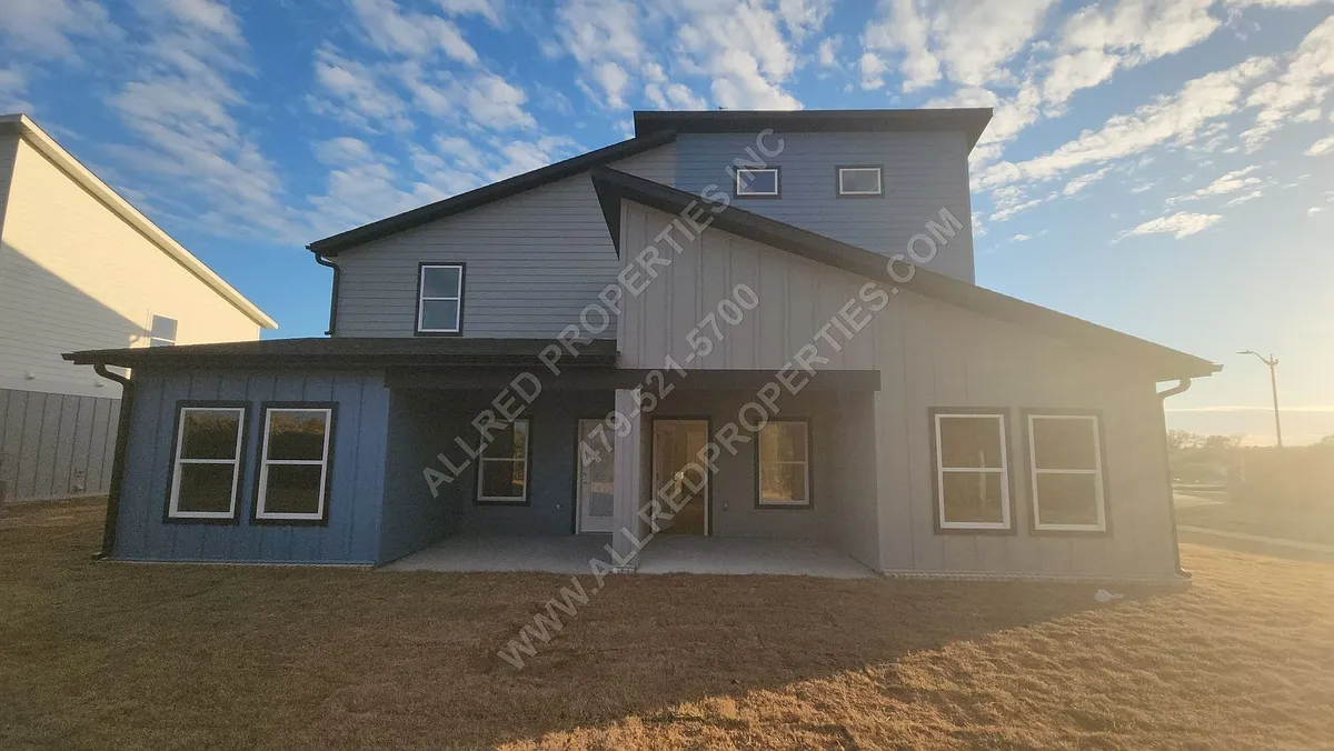 Building Photo - 1609 SW Casuarina Dr