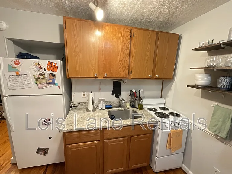 49 Charlotte St #B — Photo 7