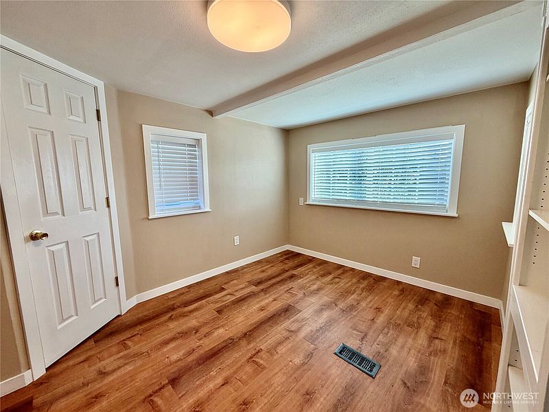 4th image of 18501 52nd Avenue #6