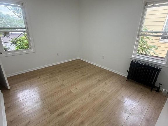 2nd image of 229 Alexander St Floor 1