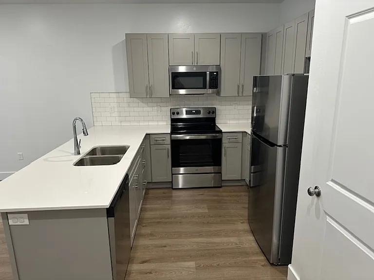 551 E 900 N — Photo 6