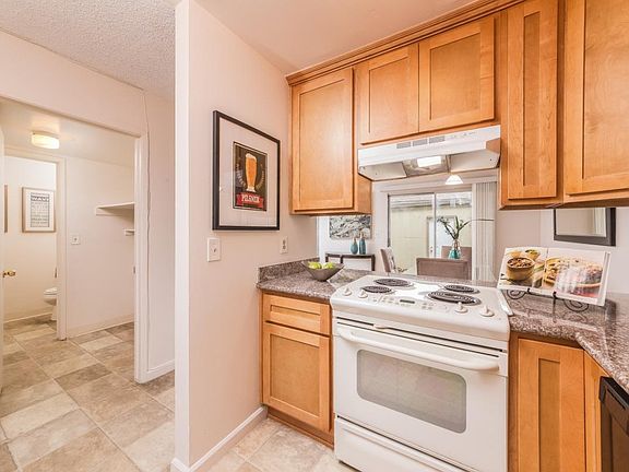 Kitchen! Dishwasher, oven and fridge included!