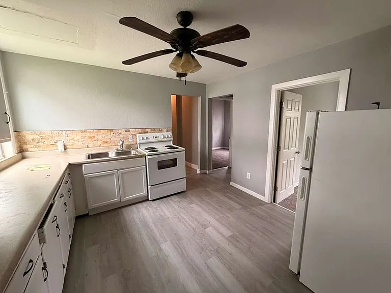 2621 Lawrence Ave #1 — Photo 5