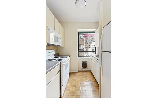 Sold by Douglas Elliman | media 27