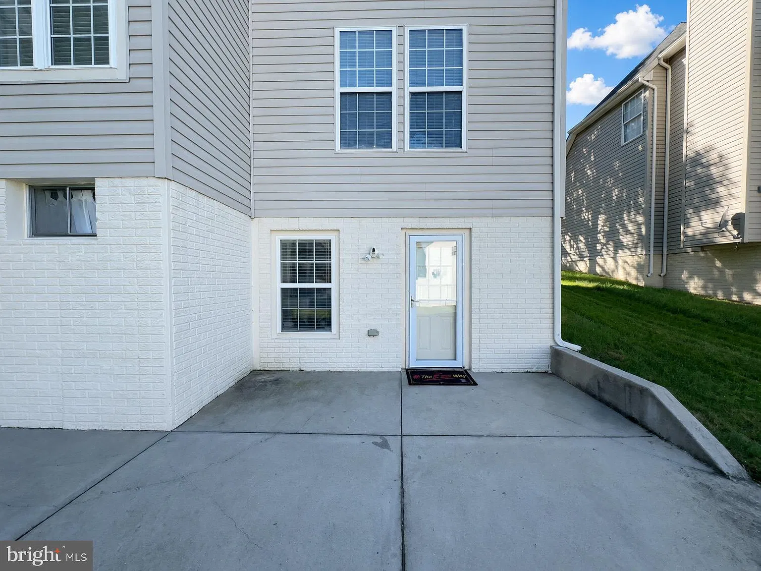2 bed, 1.0 bath, 3378 sqft, $1,995 — Photo 1