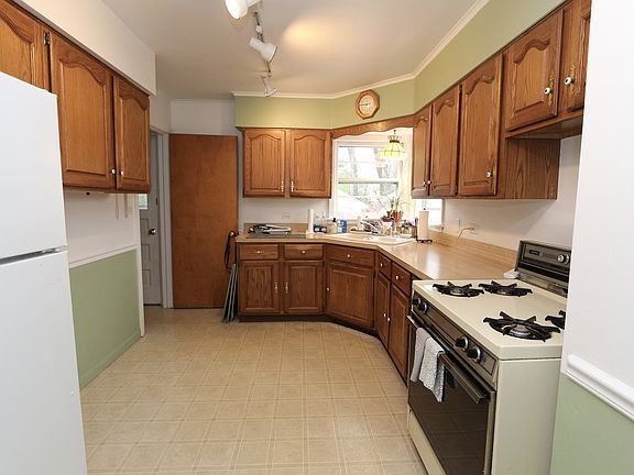 5th image of 964 Jeannette St