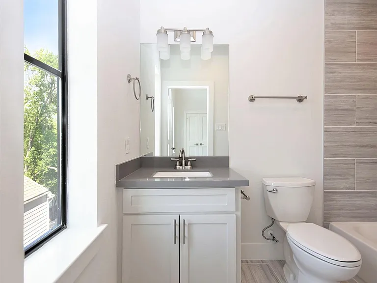 816 W 22nd St — Photo 18