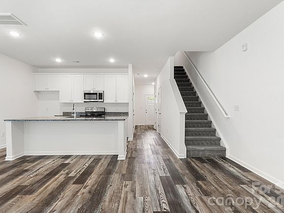 3rd image of 112 Angle St