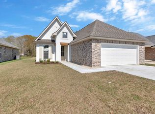 10450 Highland Lakes Dr, Denham Springs, LA 70726