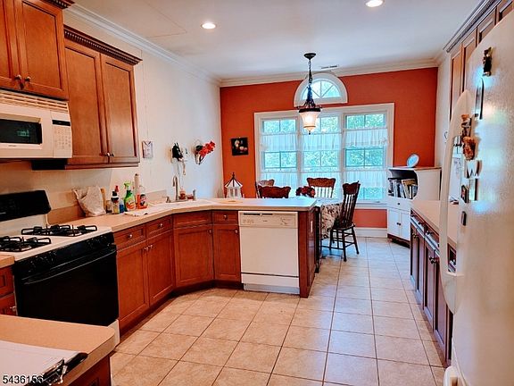 4th image of 40 Schmidt Cir