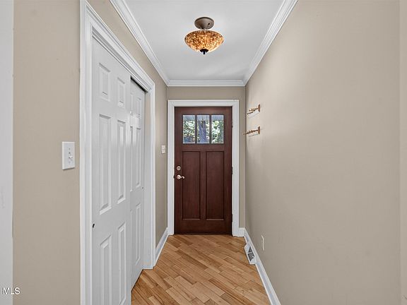 3rd image of 901 Londonderry Court