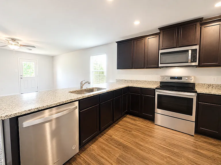 201 Sunnymeade Ln — Photo 4