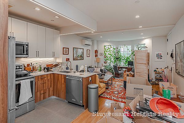 1st image of 218 Bainbridge St #2R