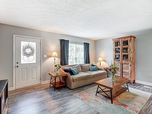 4th image of 47 Lenore Dr
