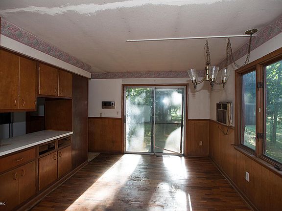 4th image of 225 Irving Park Dr