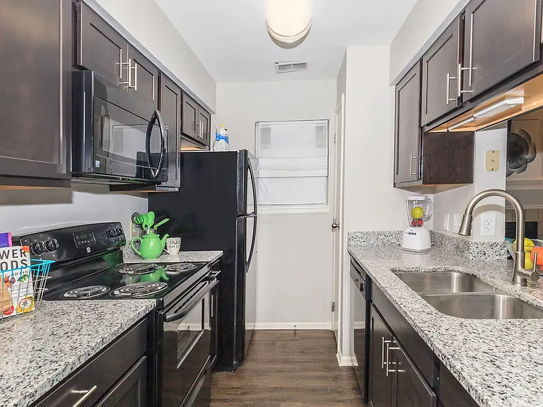 Lakeshore Apartments — Photo 14