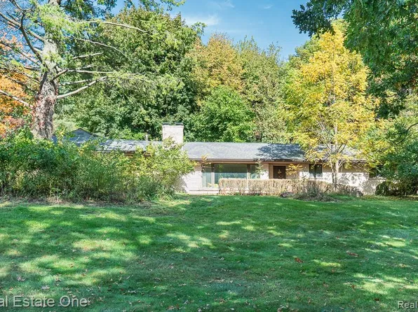 2740 Bretby Dr, Troy, MI 48098