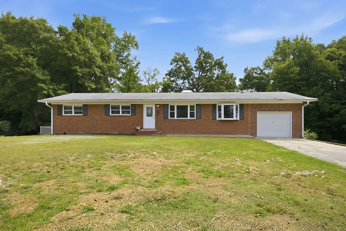 3 bed, 2.0 bath, 2819 sqft, $2,350 — Photo 3