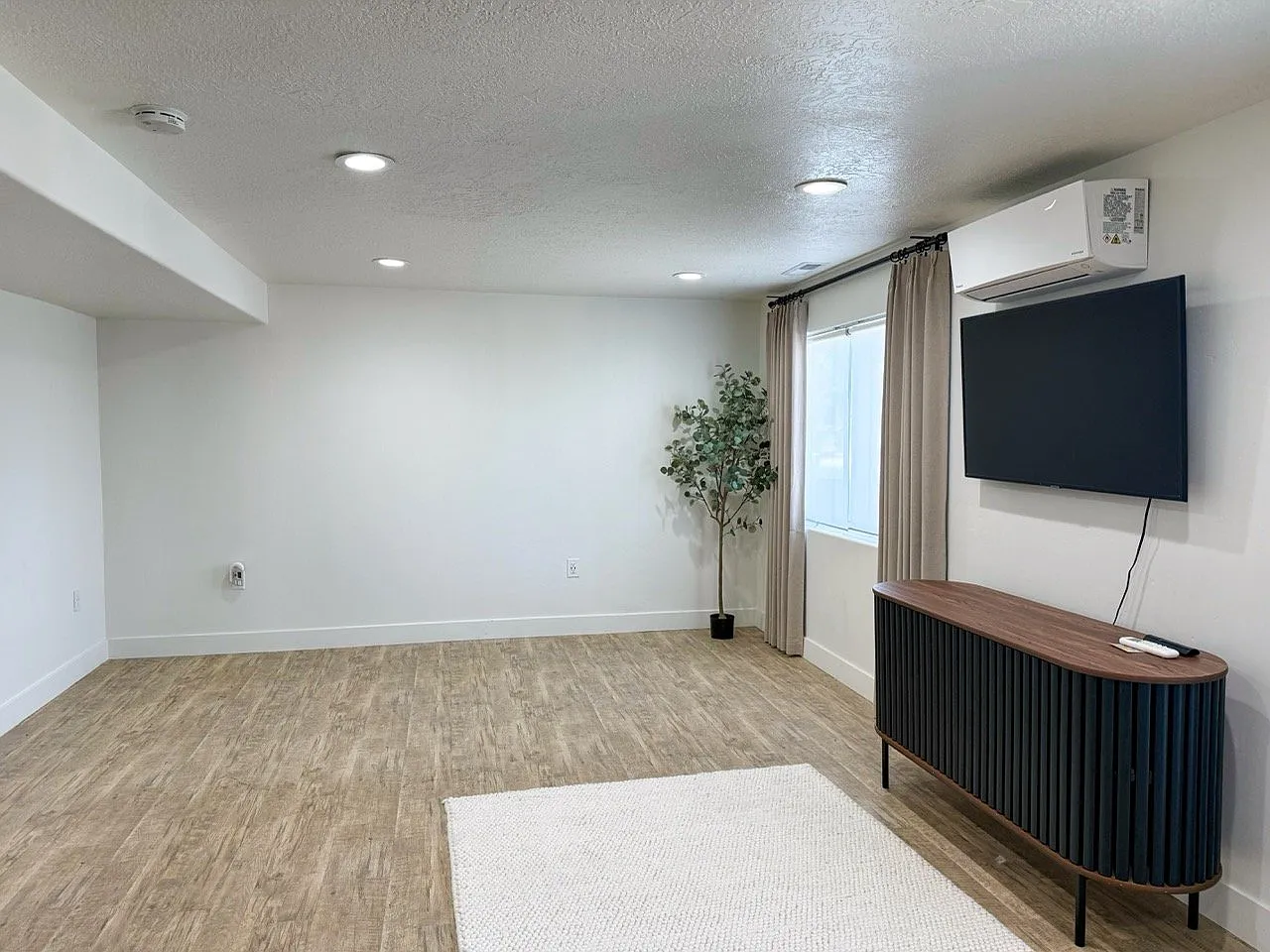 Studio Basement Apartment — Photo 3