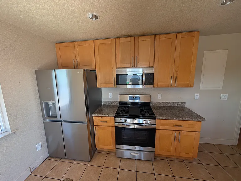 2504 Dana St — Photo 8