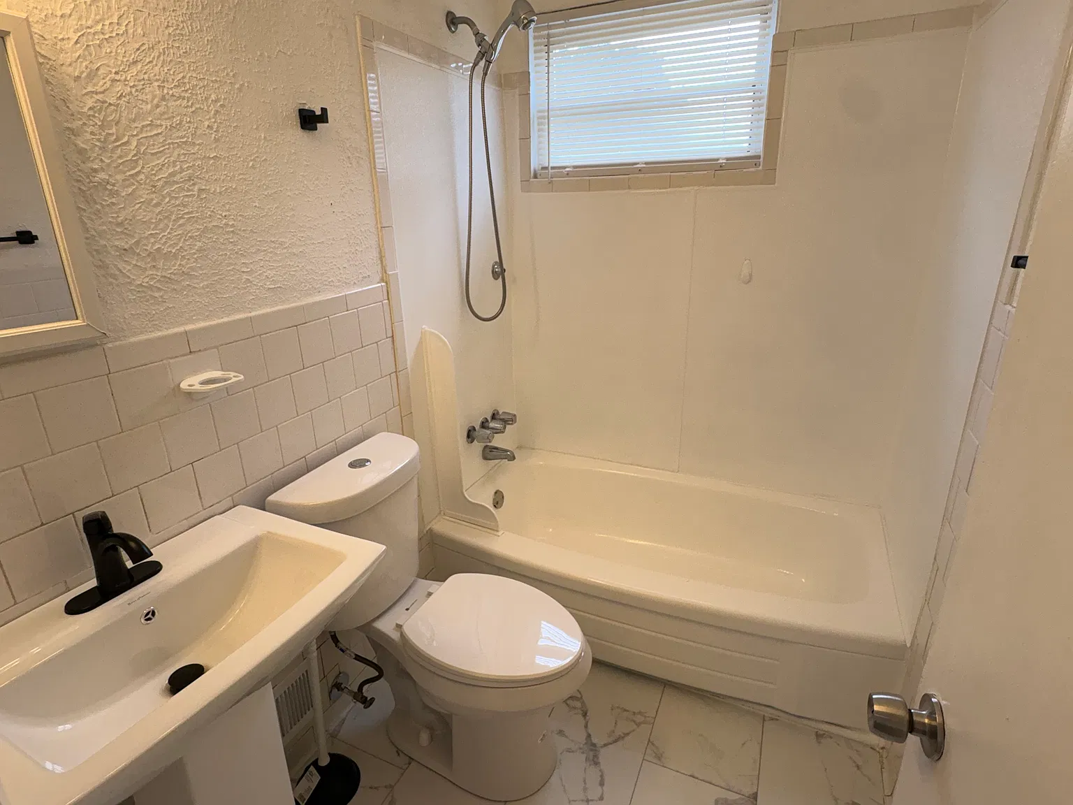 3 bed, 1200 sqft, $2,400 — Photo 3
