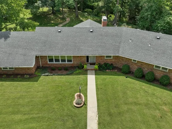 2555 E Manor Dr, Fayetteville, AR 72701