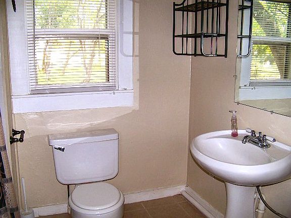 5th image of 401 E Elm St