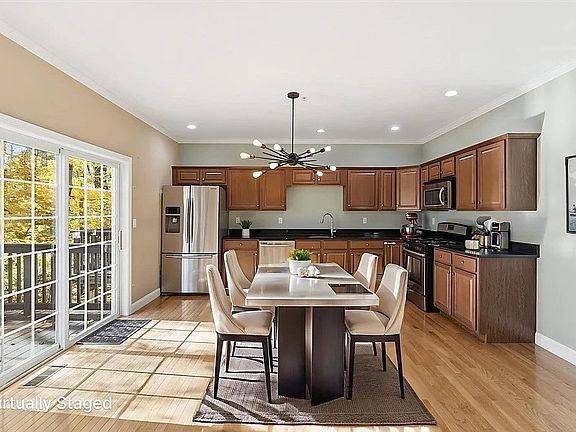3rd image of 90 Rangeway Rd #303