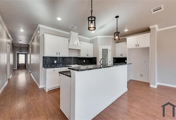 3rd image of 5713 Bonnell Ave