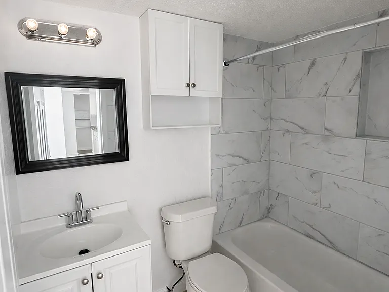 1/2 Bedroom Apartment: Bathroom