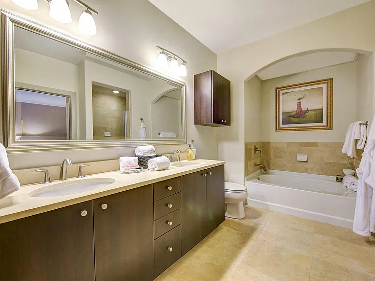 Beautiful arch entry ways and large 55 gal soaking tubs