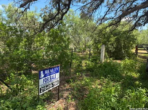920 County Road 665, Devine, TX 78016