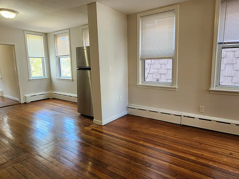 191 Maverick St #2R — Photo 4