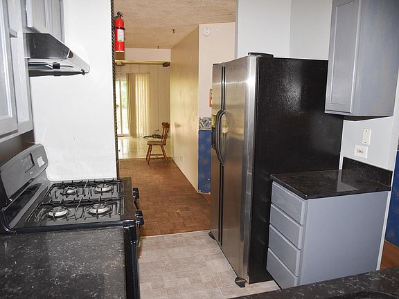 5th image of 1434 Round Lake Dr