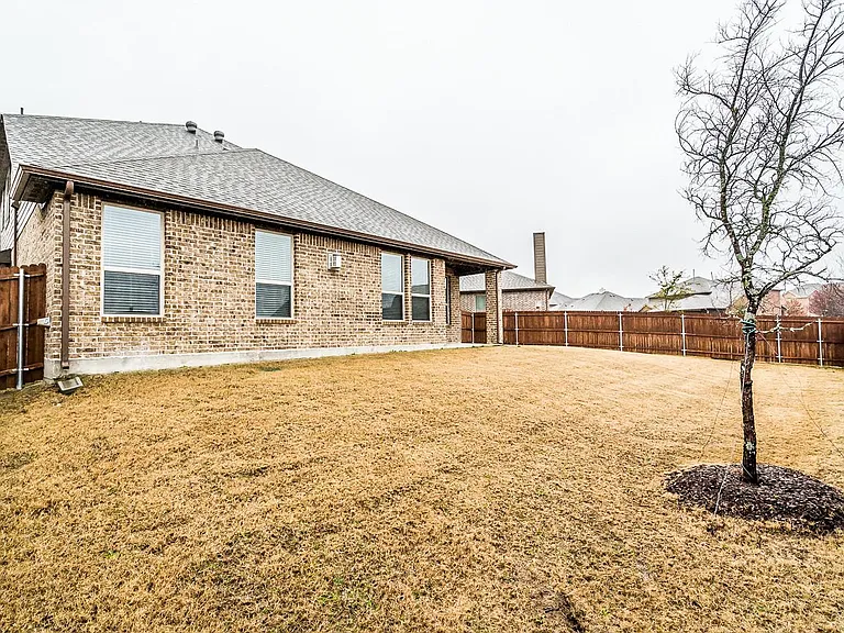 3816 Walden Dr — Photo 32