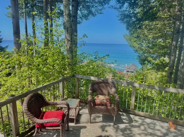 765 Upper Pacific Dr, Whitethorn, CA 95589