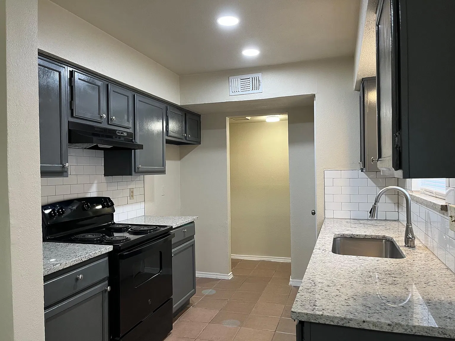 3 bed, 2.5 bath, 1350 sqft, $2,000 — Photo 3