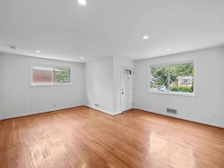 1207 Brooke Dr — Photo 2
