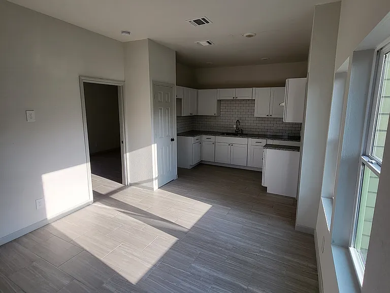 647 Hammond Ave — Photo 10
